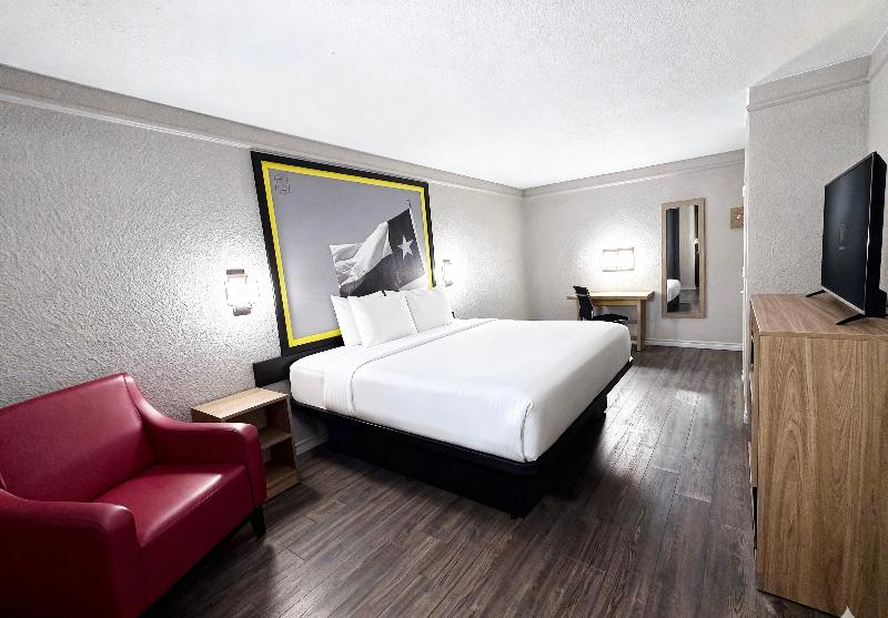 Super 8 By Wyndham Nacogdoches Near University image