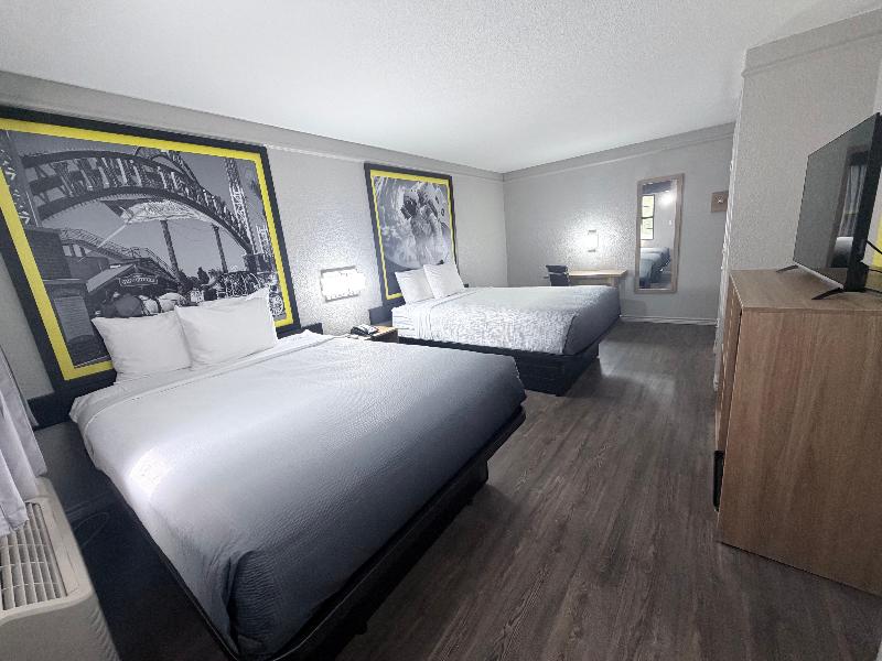 Super 8 By Wyndham Nacogdoches Near University image