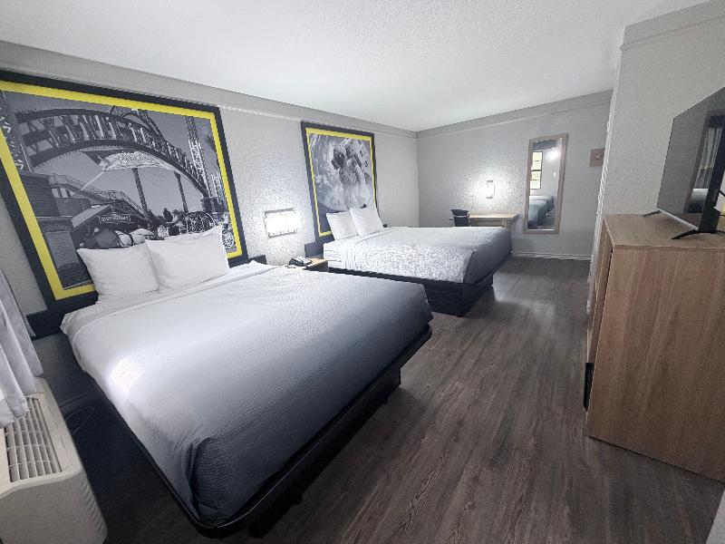 Super 8 By Wyndham Nacogdoches Near University image