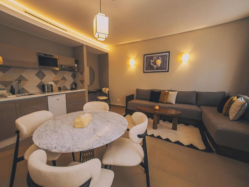 Dally Apart Hotel image