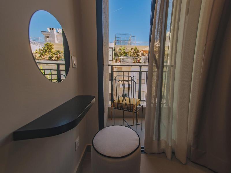 Dally Apart Hotel image