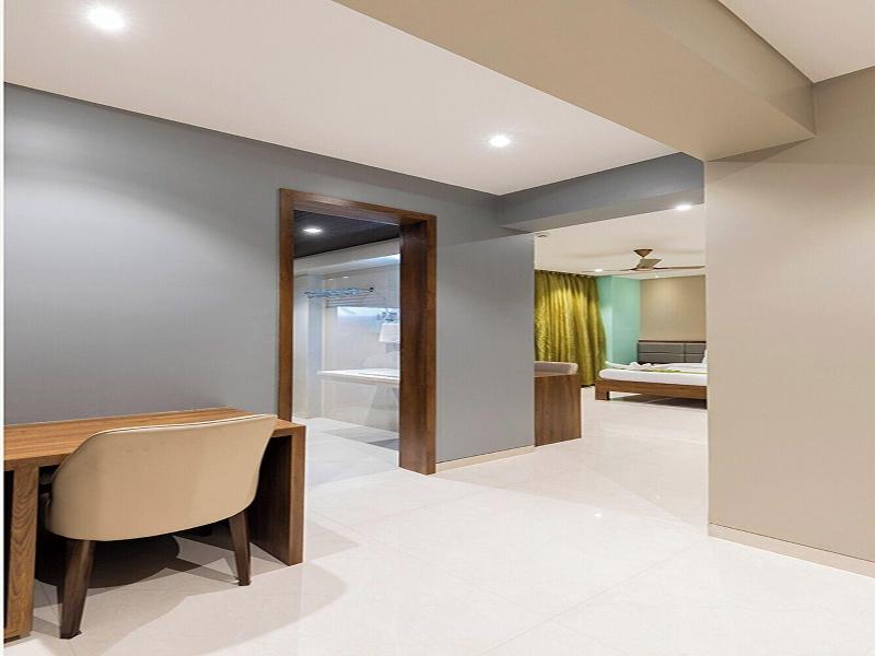 Hotel Seven Oaks image