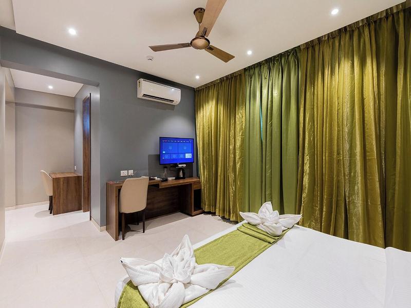 Hotel Seven Oaks image