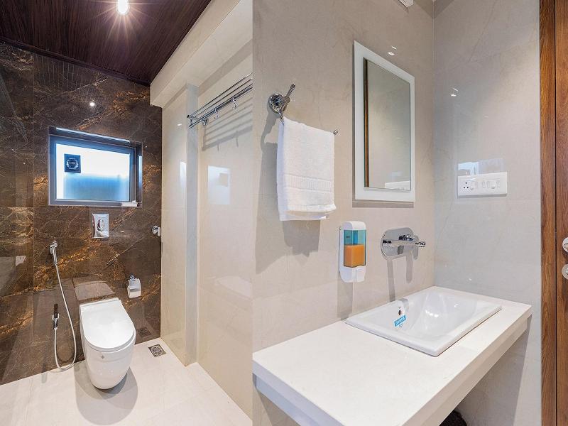 Hotel Seven Oaks image