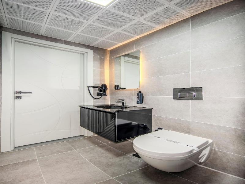 Cosi̇nus Ai̇rport Hotel image