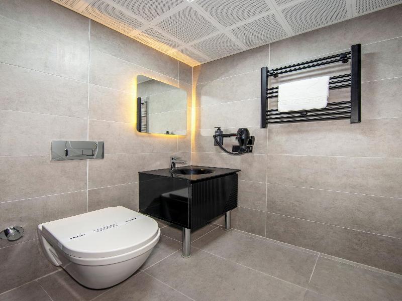 Cosi̇nus Ai̇rport Hotel image
