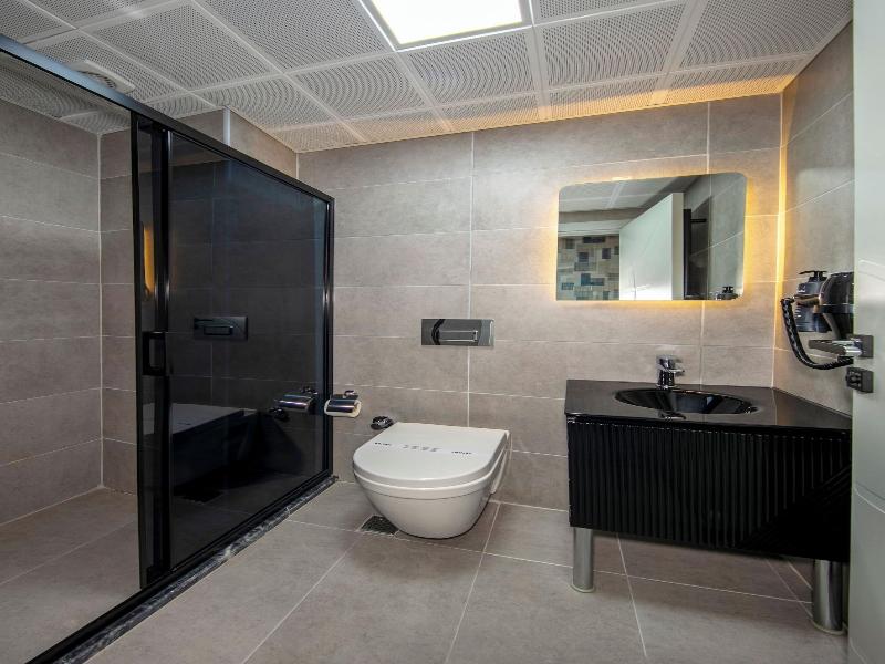 Cosi̇nus Ai̇rport Hotel image