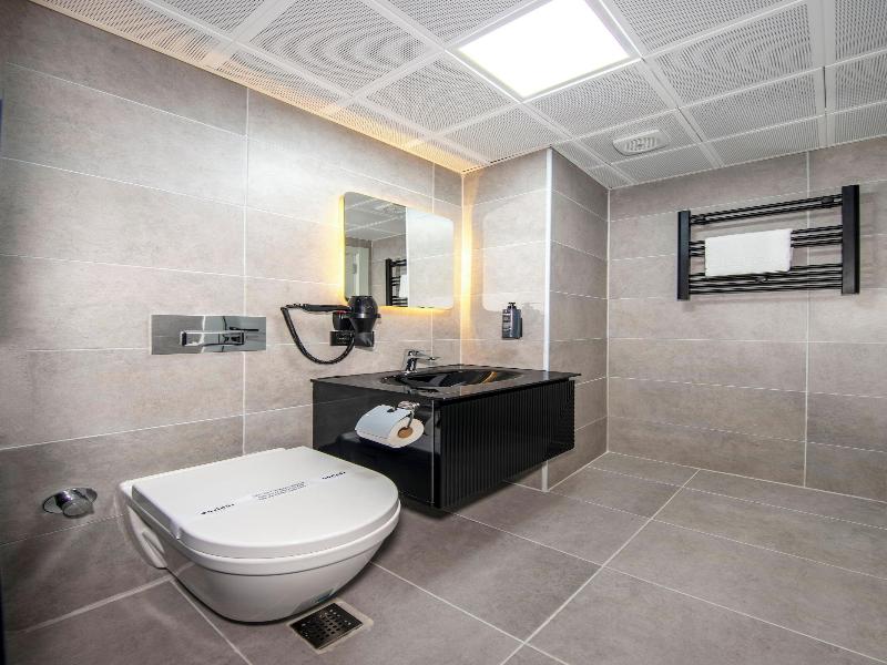 Cosi̇nus Ai̇rport Hotel image