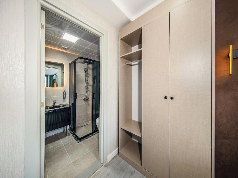 Cosi̇nus Ai̇rport Hotel image
