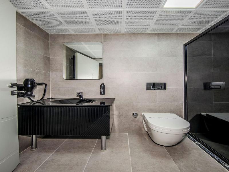 Cosi̇nus Ai̇rport Hotel image