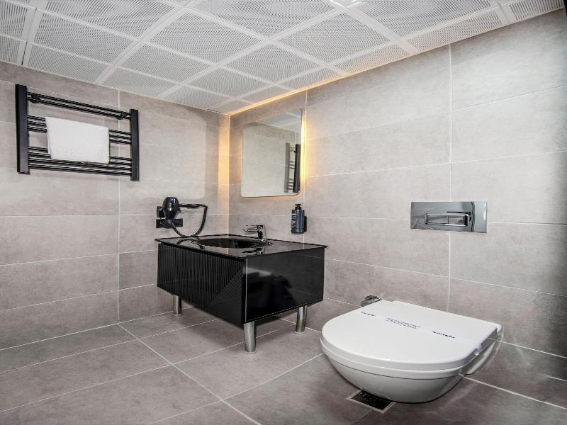 Cosi̇nus Ai̇rport Hotel image