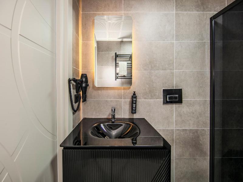 Cosi̇nus Ai̇rport Hotel image
