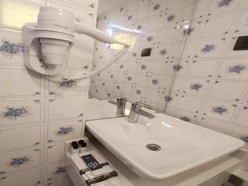 Nicer Hotel image
