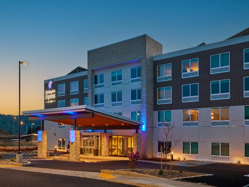 Holiday Inn Express & Suites Roseburg North
