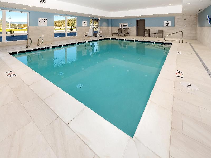 Holiday Inn Express & Suites Roseburg North