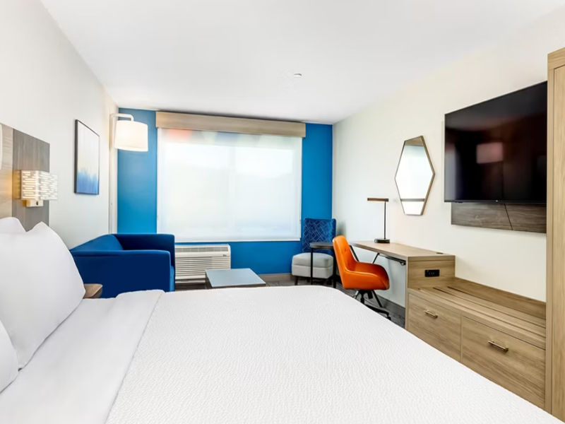 Holiday Inn Express & Suites Roseburg North image