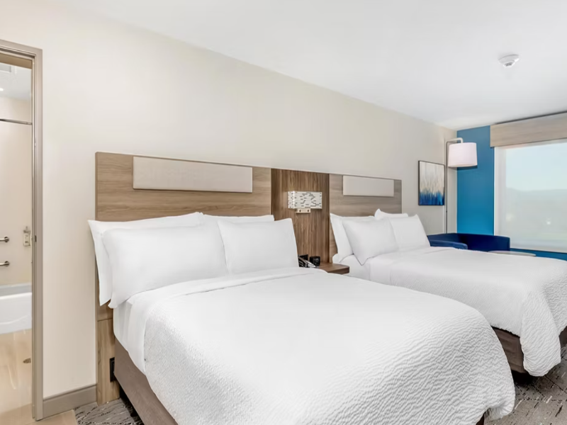 Holiday Inn Express & Suites Roseburg North image