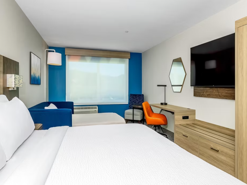Holiday Inn Express & Suites Roseburg North image