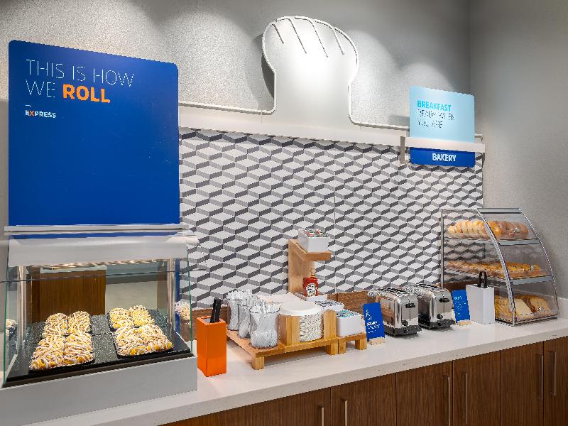 Holiday Inn Exp & Sts DFW Airport Sthwst - Euless image