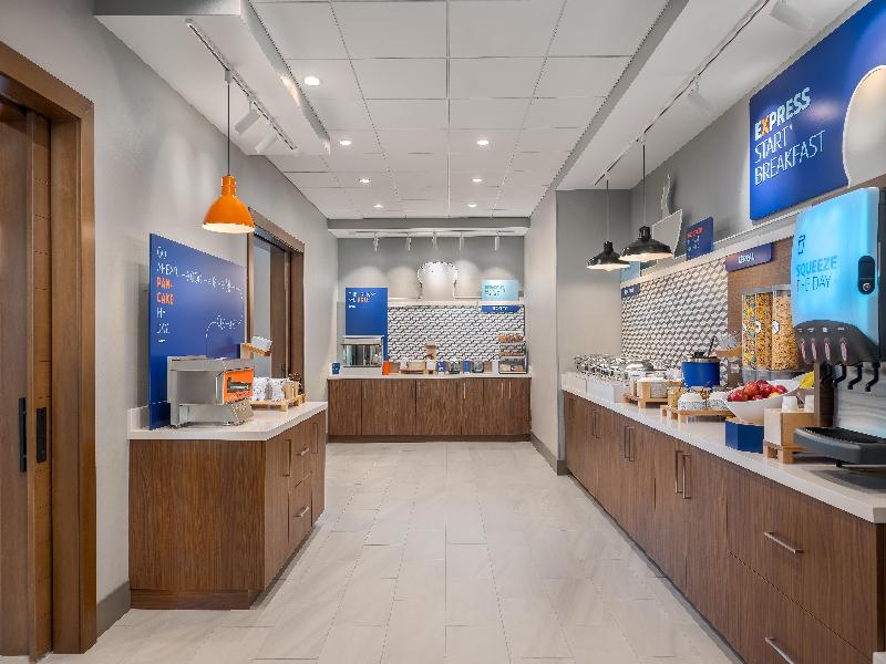 Holiday Inn Exp & Sts DFW Airport Sthwst - Euless image