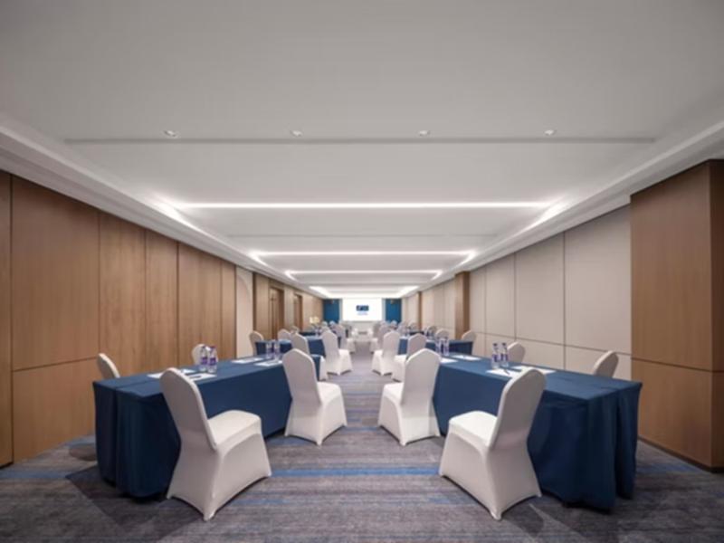 Holiday Inn Express Qingdao Zhongshan Road image
