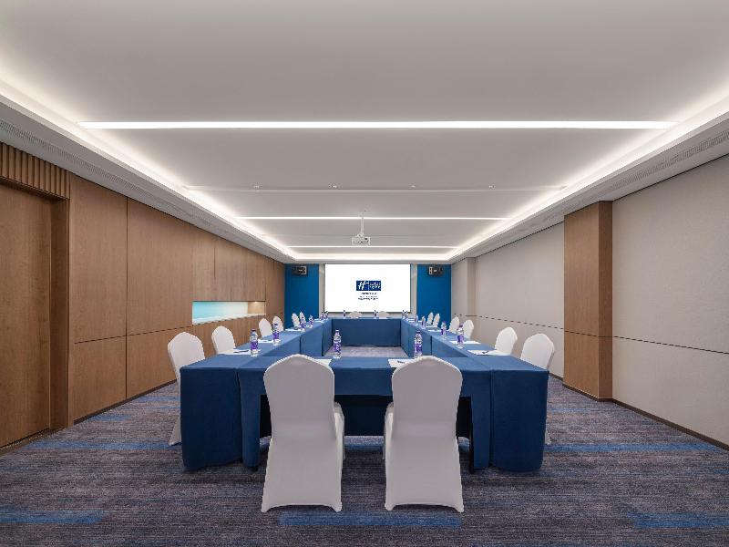 Holiday Inn Express Qingdao Zhongshan Road image