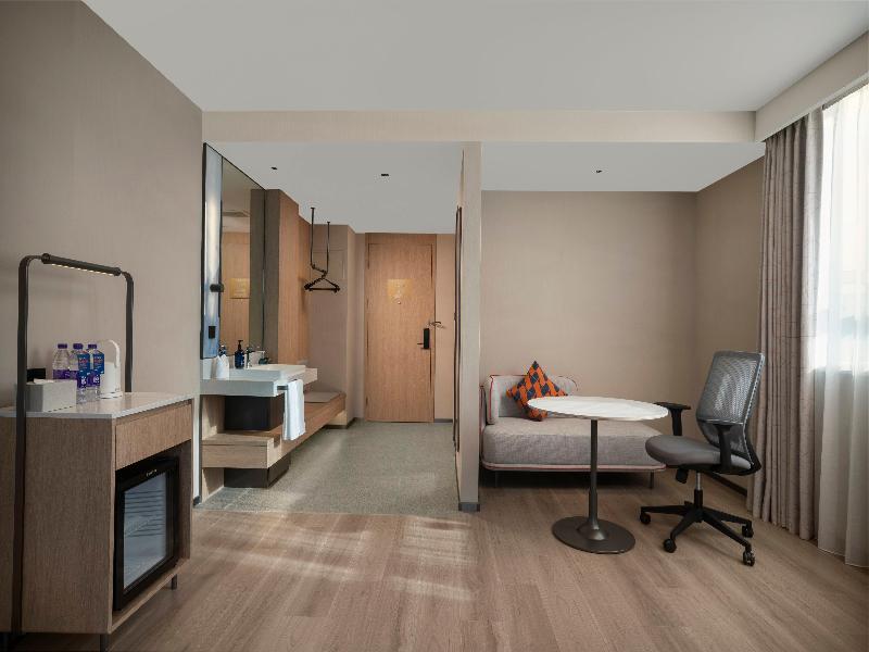 Holiday Inn Express Qingdao Zhongshan Road image