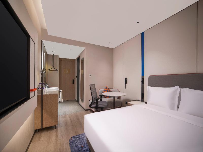 Holiday Inn Express Qingdao Zhongshan Road image