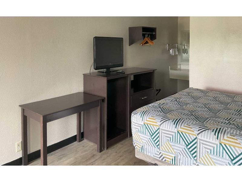 Motel 6 Baton Rouge, La - East - I-12 image
