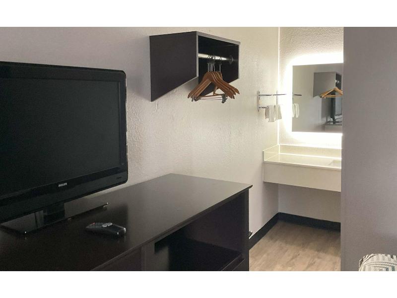 Motel 6 Baton Rouge, La - East - I-12 image