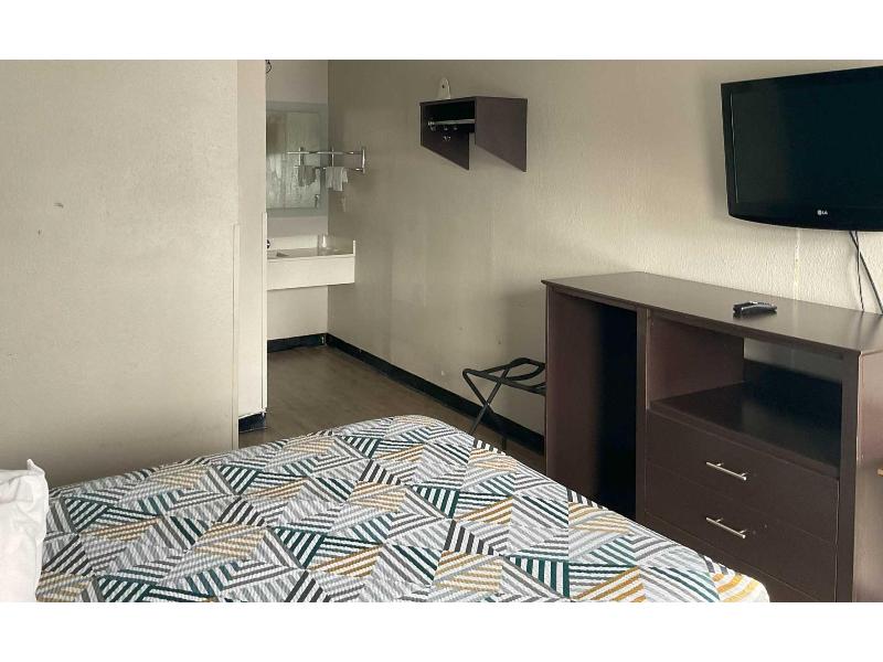 Motel 6 Baton Rouge, La - East - I-12 image