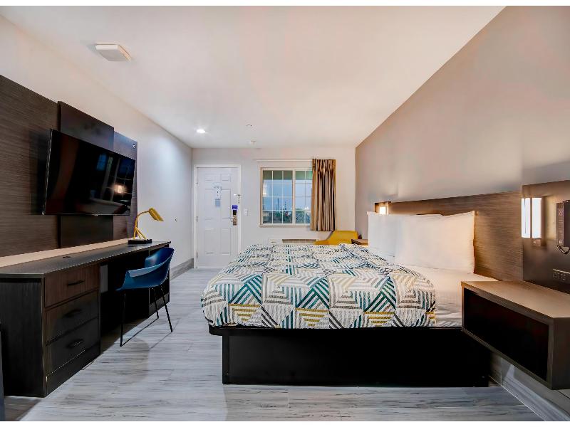 1 King Bed | Mobility Accessible RI Shower Nsmk