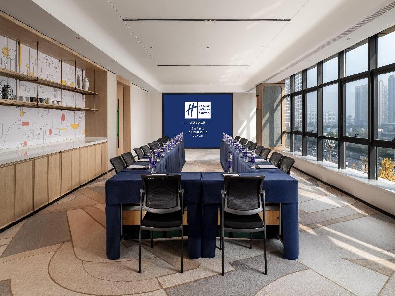 Holiday Inn Express Chengdu Phoenix Mountain image