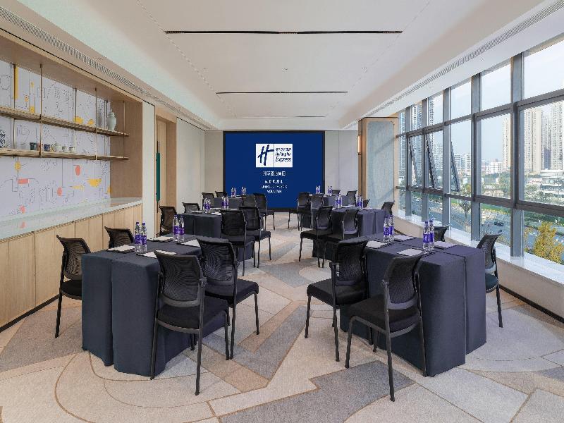 Holiday Inn Express Chengdu Phoenix Mountain image