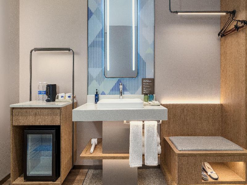 Holiday Inn Express Kunming Dianchi Rixin Road image