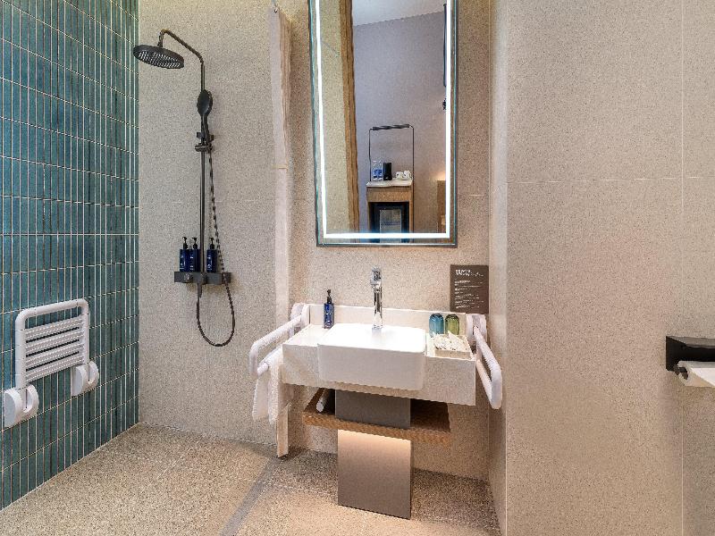 Holiday Inn Express Kunming Dianchi Rixin Road image