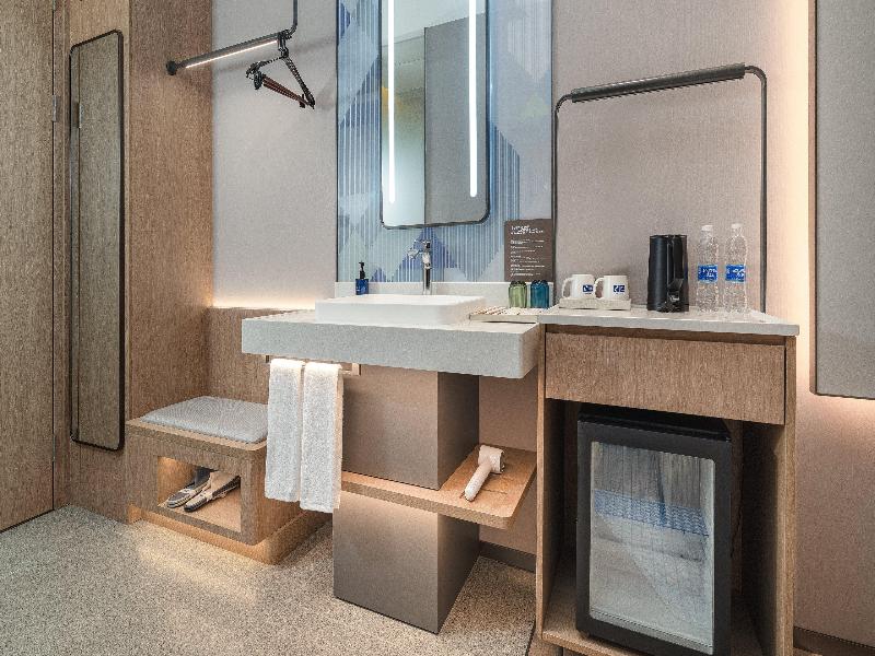 Holiday Inn Express Kunming Dianchi Rixin Road image