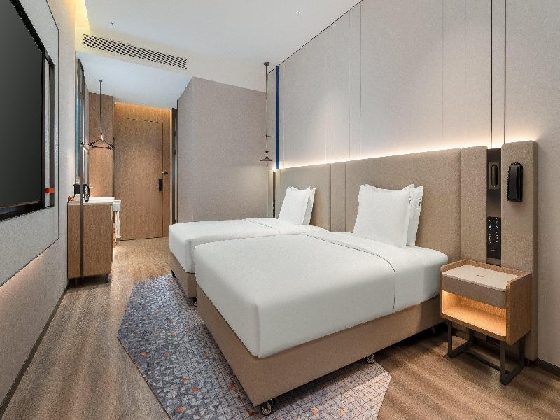 Holiday Inn Express Kunming Dianchi Rixin Road image