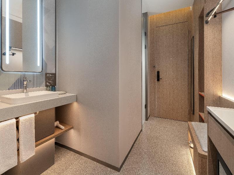 Holiday Inn Express Kunming Dianchi Rixin Road image