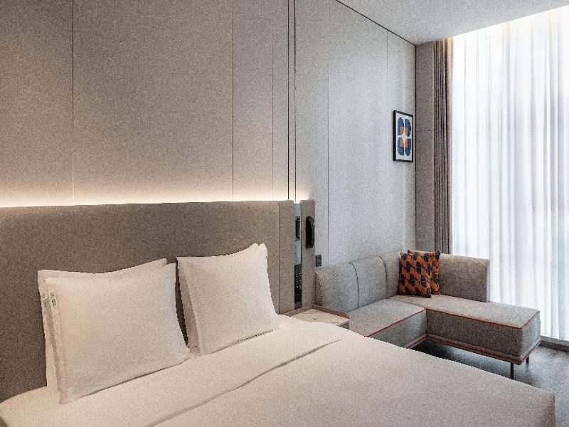 Holiday Inn Express Kunming Dianchi Rixin Road image