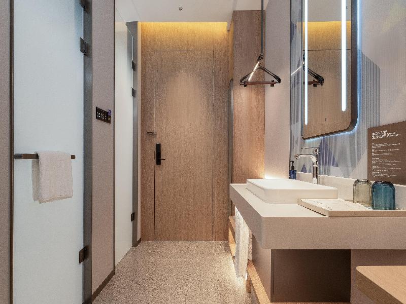Holiday Inn Express Kunming Dianchi Rixin Road image