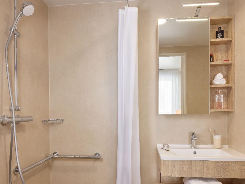 Quality Suites Cherbourg image