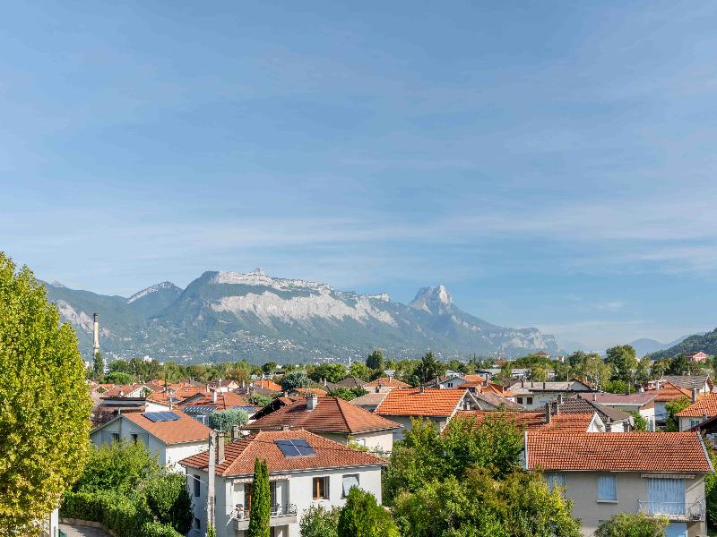 Quality Suites Grenoble Sud image
