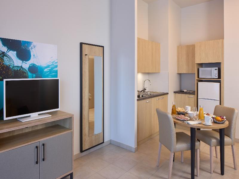 Quality Suites Les Rives De Mèze image