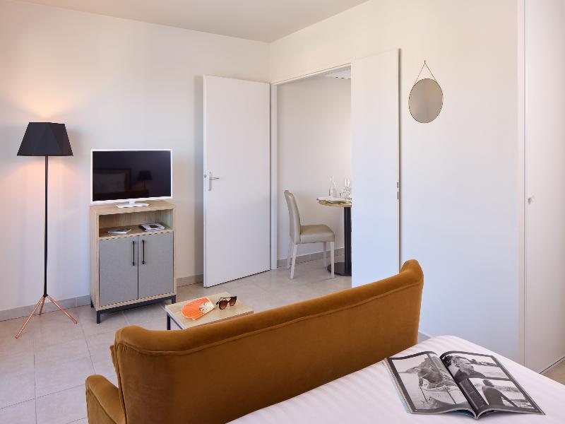Quality Suites Les Rives De Mèze image
