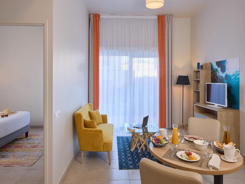 Quality Suites Les Rives De Mèze image