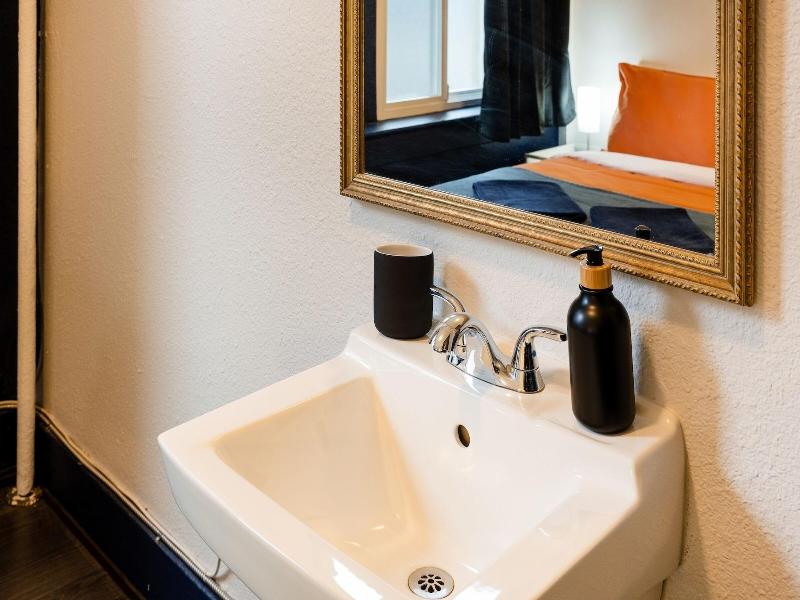The Guesthouse Vancouver Downtown image