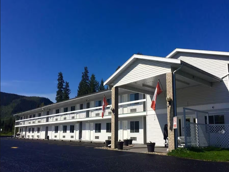 Super 8 By Wyndham Clearwater BC image