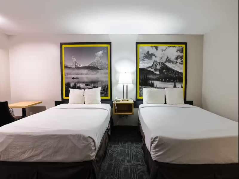 Super 8 By Wyndham Clearwater BC image