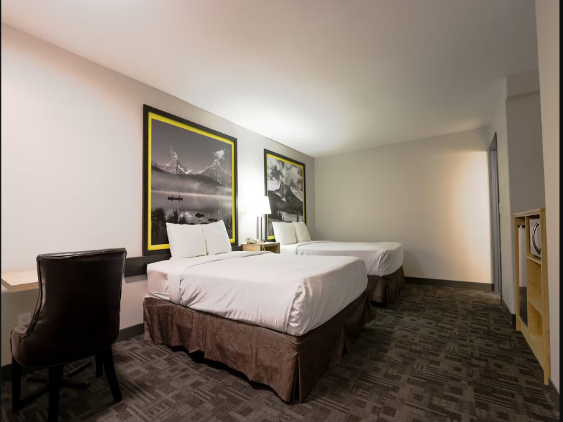 Super 8 By Wyndham Clearwater BC image